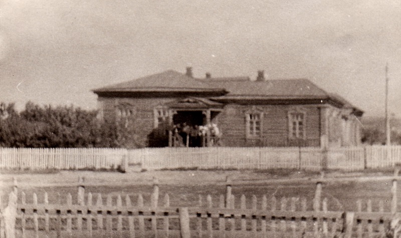 Сосновская школа. 60-е годы. Деревянное здание школы было построено в 1907 году